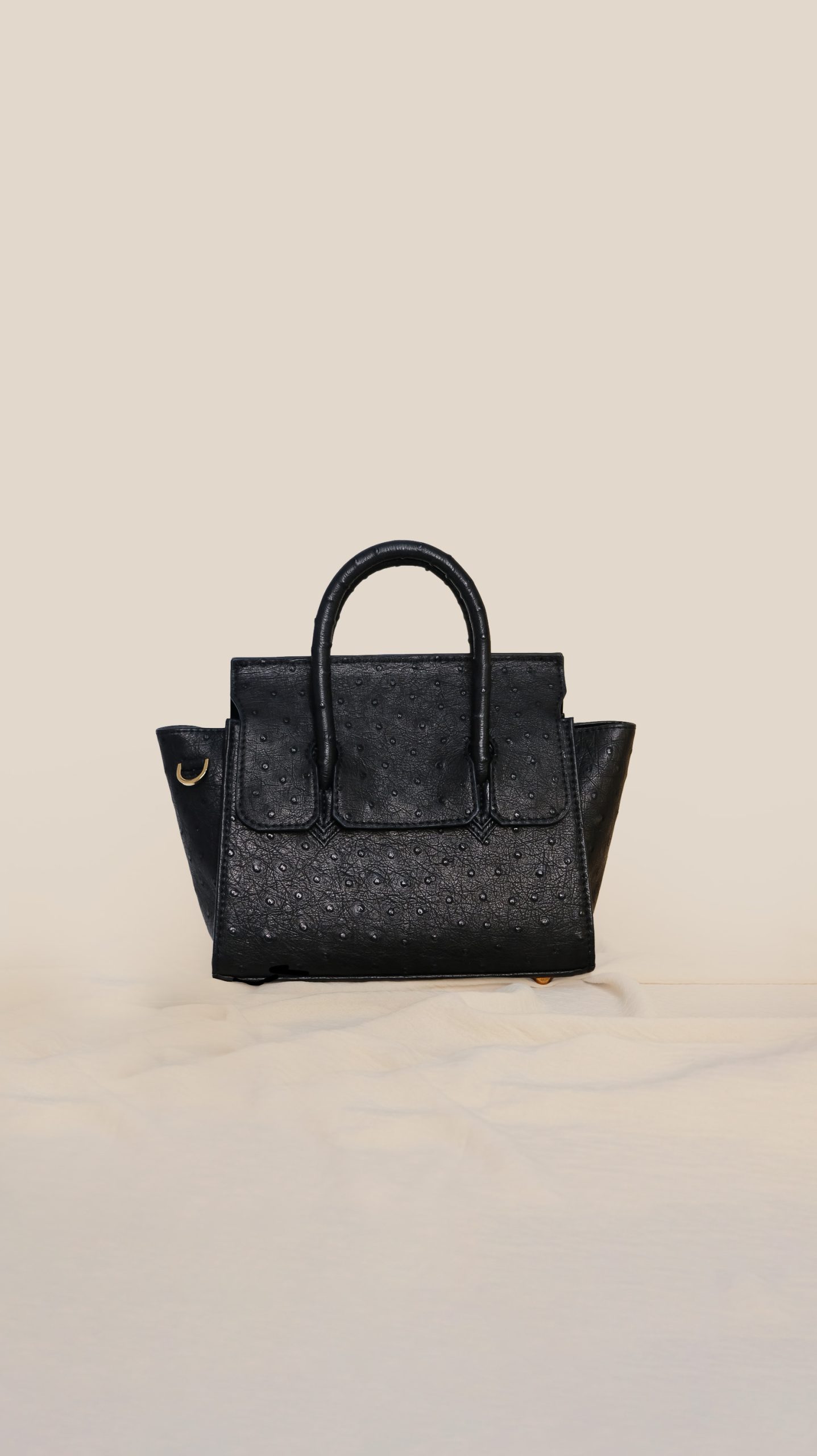 tas kulit hitam eskotis terbuat dari material ostrich leather