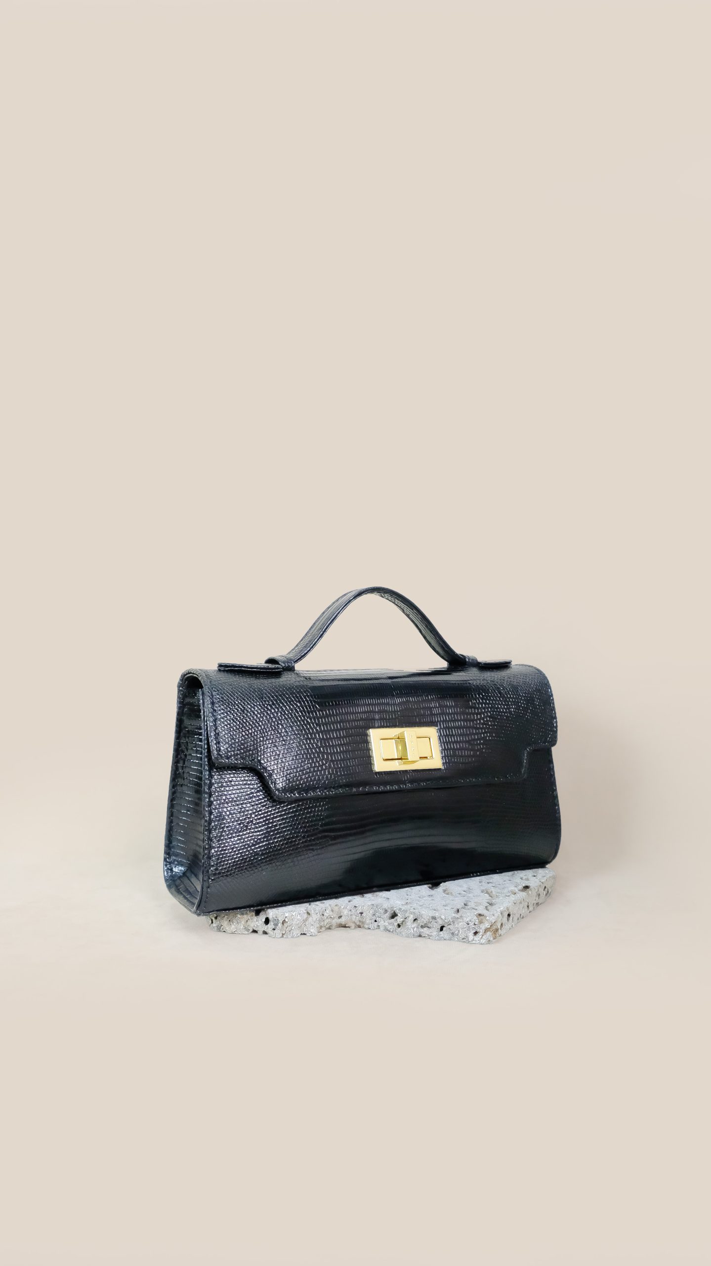 tas kulit hitam eksotis terbuat dari black lizard leather