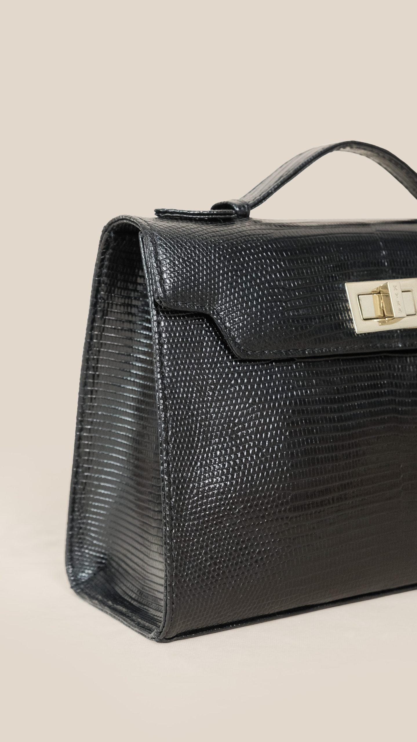 tas kulit lizard hitam dari sisi samping
