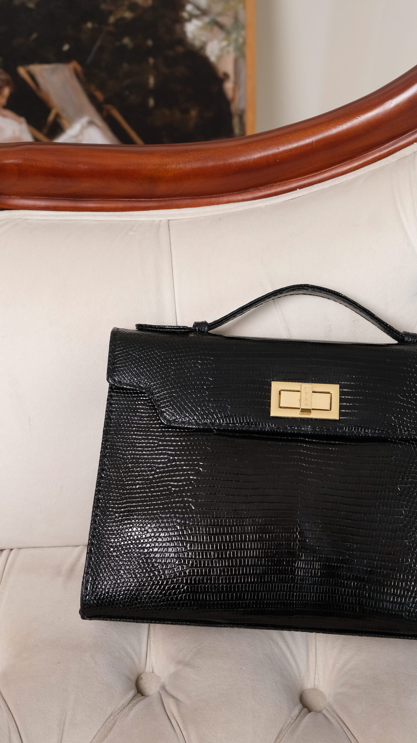 close up detail dari tas lizard premium warna hitam dari KYRA